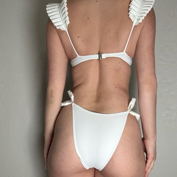 Chic White Ruffled Bikini Set - Picture 2 of 3